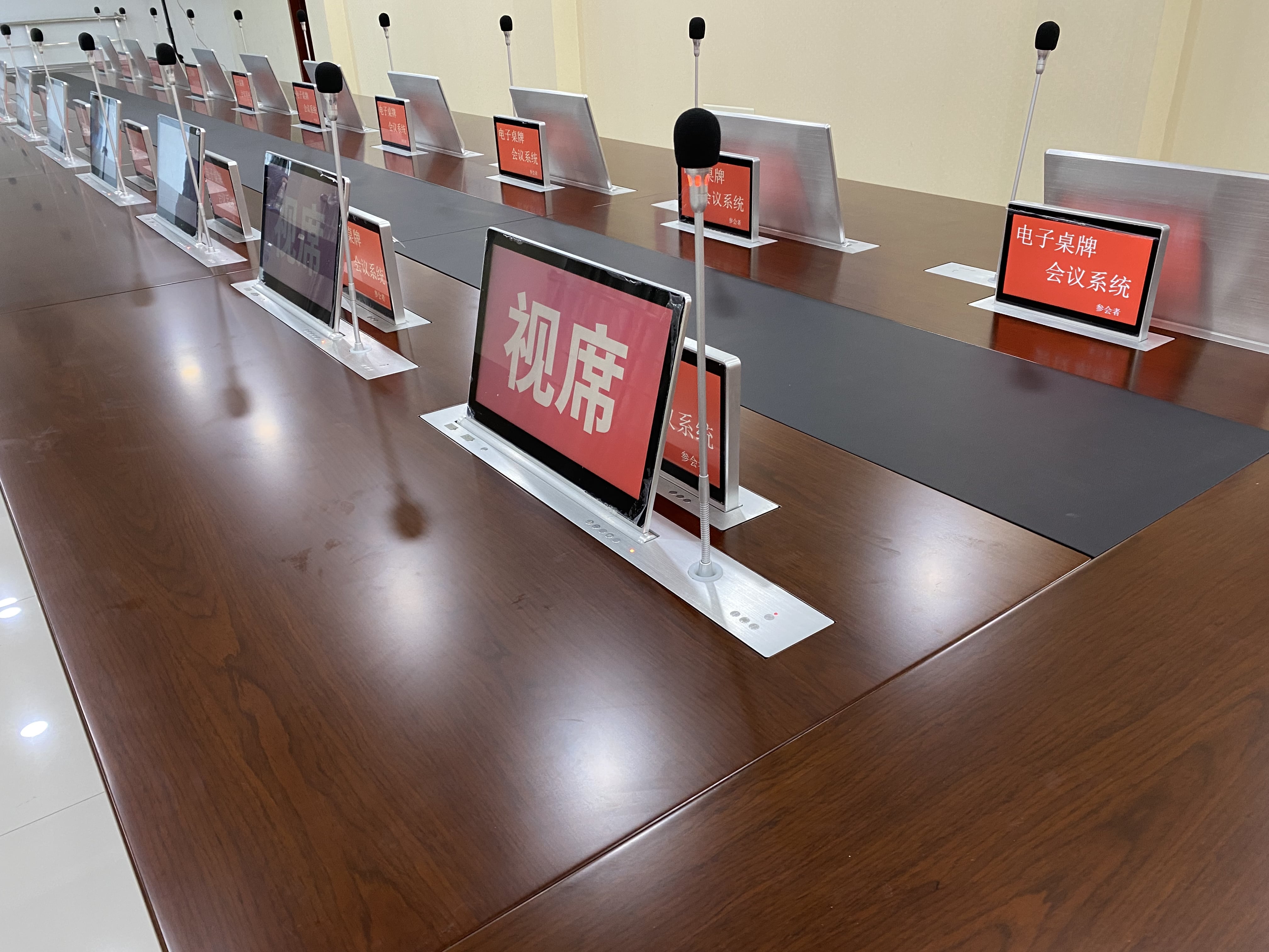 体验,让每位与会者能像在纸质文件上批注,修改一样在无纸化会议终端